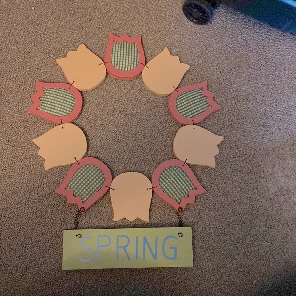 Tulip pattern spring wreath.